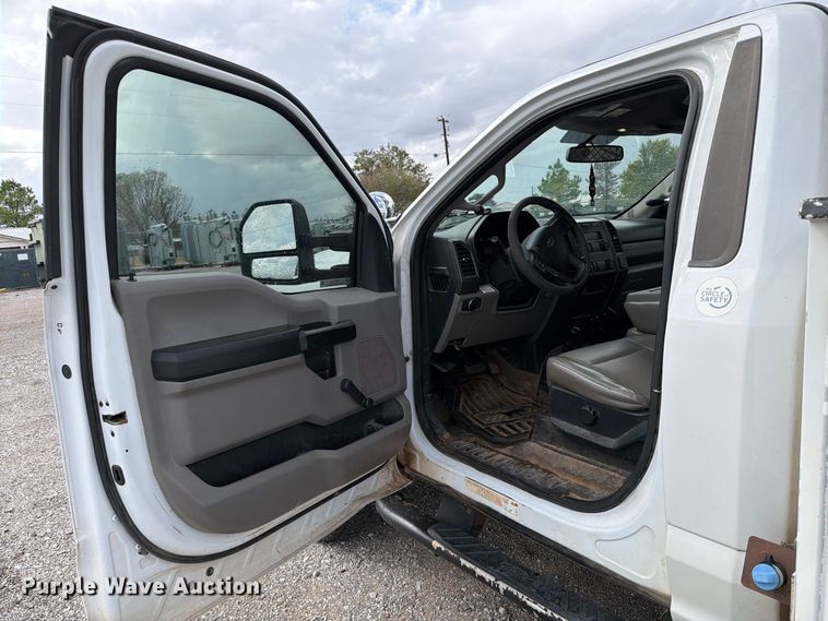image for item EW7570 2017 Ford F550 Super Duty bucket truck