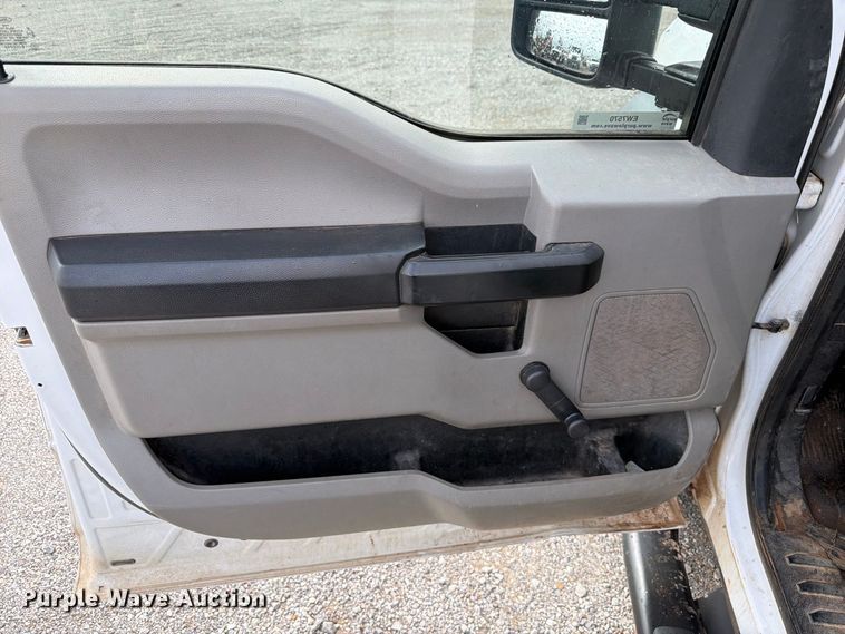 image for item EW7570 2017 Ford F550 Super Duty bucket truck