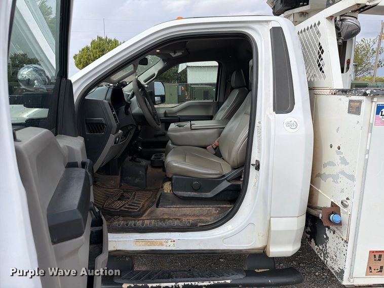 image for item EW7570 2017 Ford F550 Super Duty bucket truck