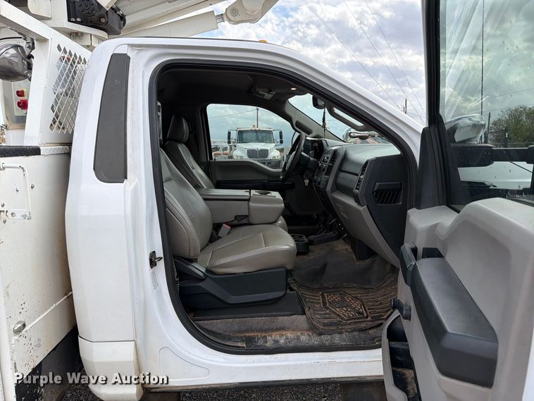 image for item EW7570 2017 Ford F550 Super Duty bucket truck