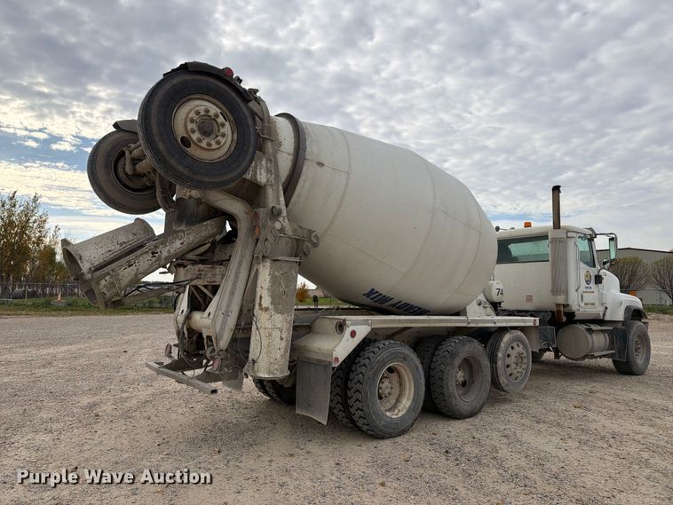 image for item EX1142 2005 International 5500i ready mix truck