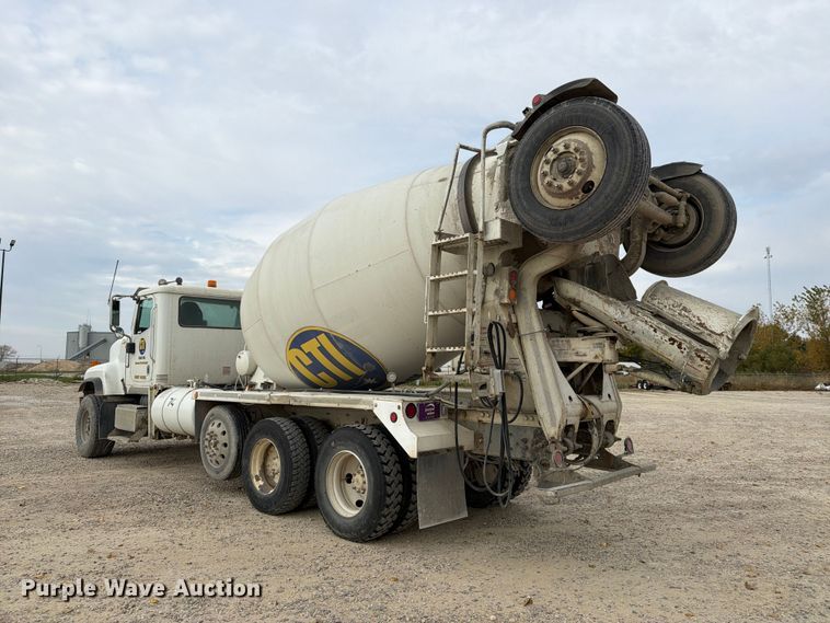 image for item EX1142 2005 International 5500i ready mix truck