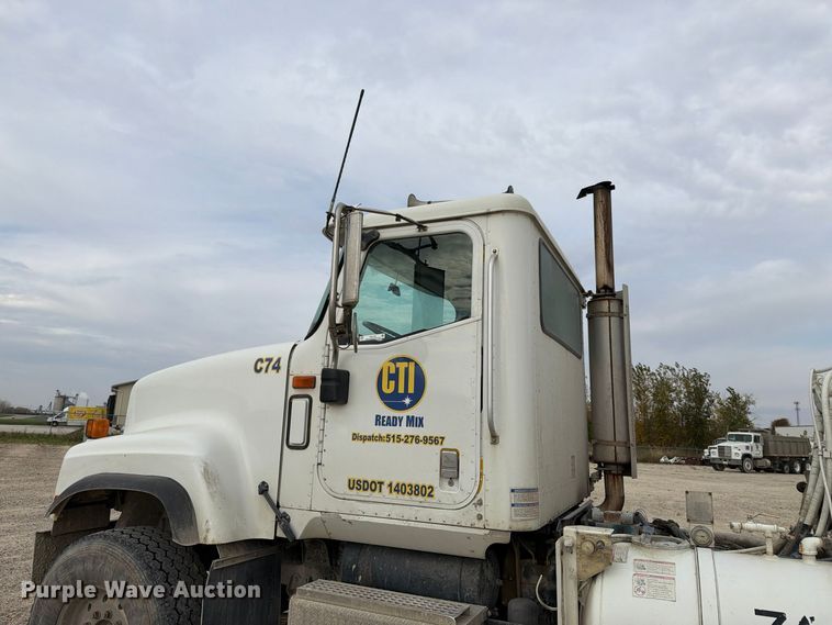 image for item EX1142 2005 International 5500i ready mix truck