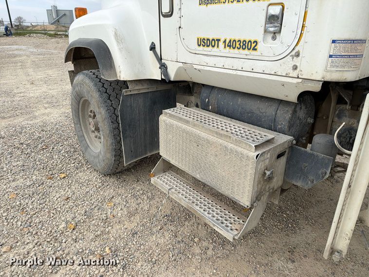 image for item EX1142 2005 International 5500i ready mix truck