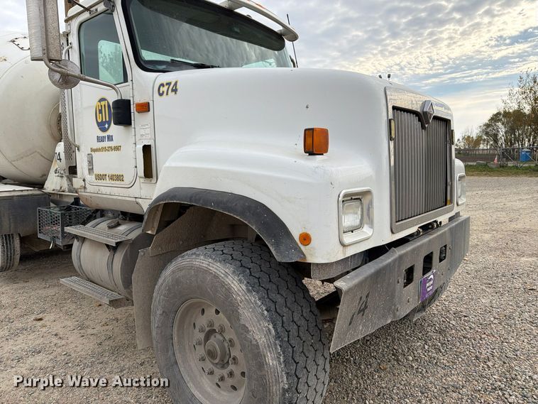 image for item EX1142 2005 International 5500i ready mix truck