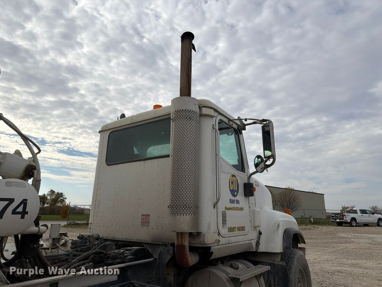 image for item EX1142 2005 International 5500i ready mix truck