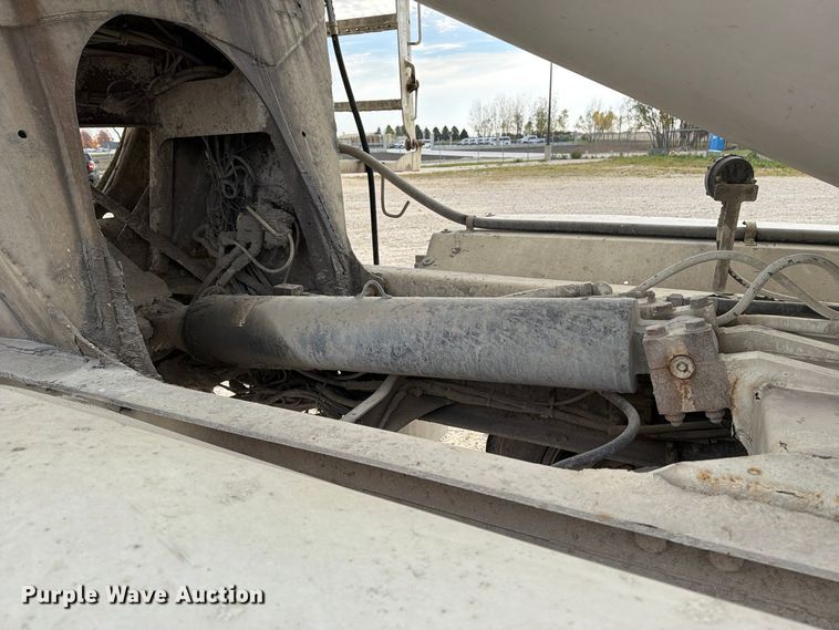 image for item EX1142 2005 International 5500i ready mix truck