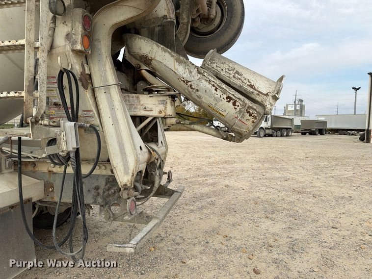 image for item EX1142 2005 International 5500i ready mix truck