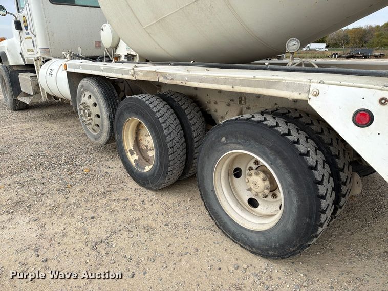 image for item EX1142 2005 International 5500i ready mix truck