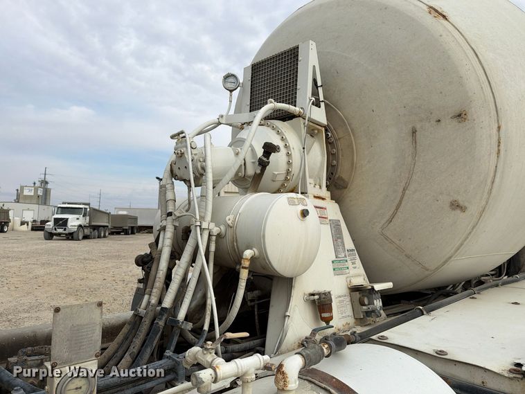 image for item EX1142 2005 International 5500i ready mix truck