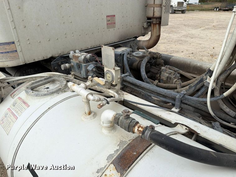 image for item EX1142 2005 International 5500i ready mix truck