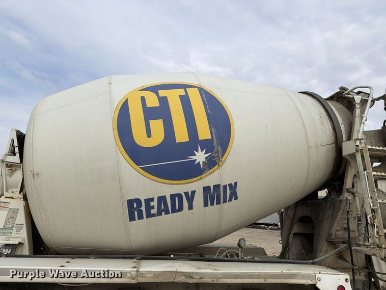 image for item EX1142 2005 International 5500i ready mix truck