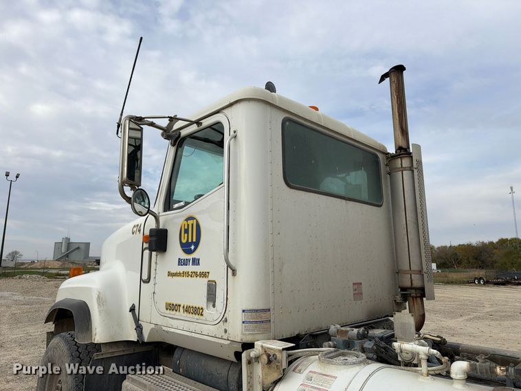 image for item EX1142 2005 International 5500i ready mix truck