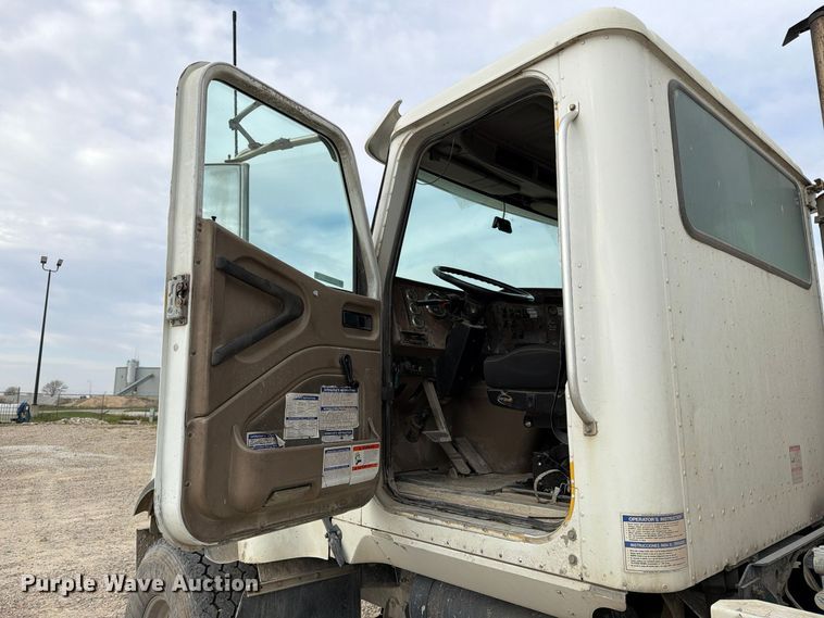 image for item EX1142 2005 International 5500i ready mix truck
