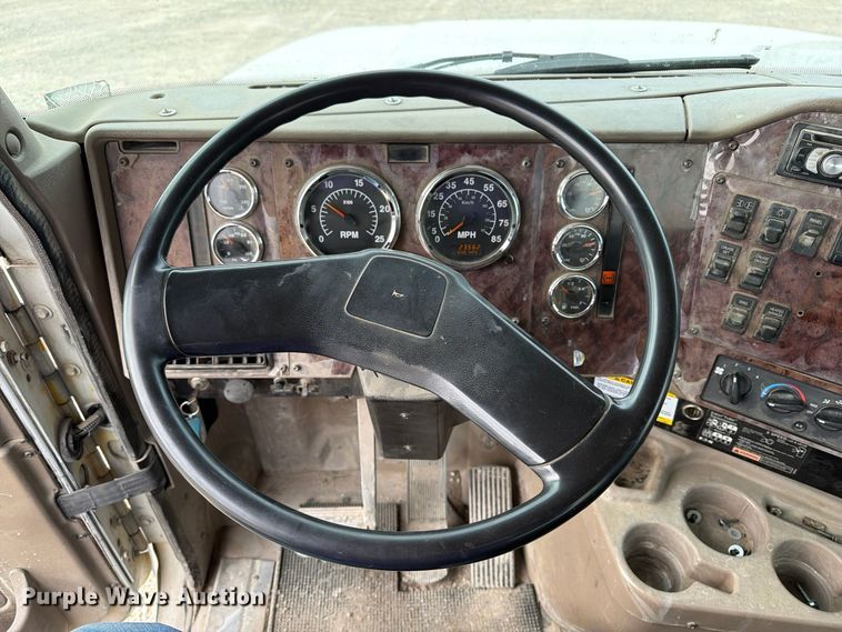 image for item EX1142 2005 International 5500i ready mix truck