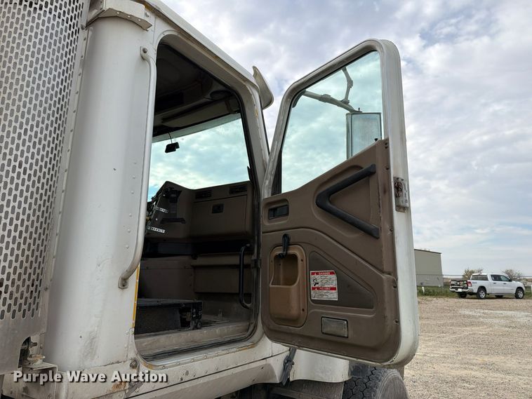 image for item EX1142 2005 International 5500i ready mix truck