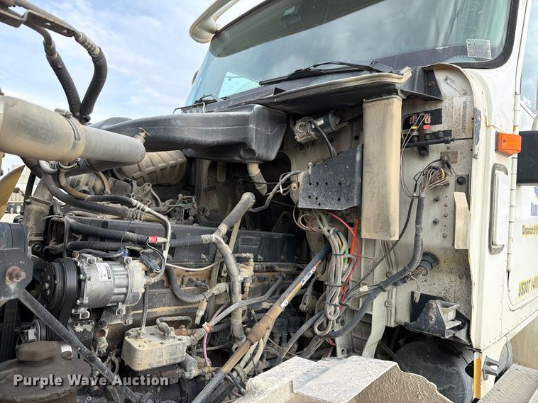image for item EX1142 2005 International 5500i ready mix truck
