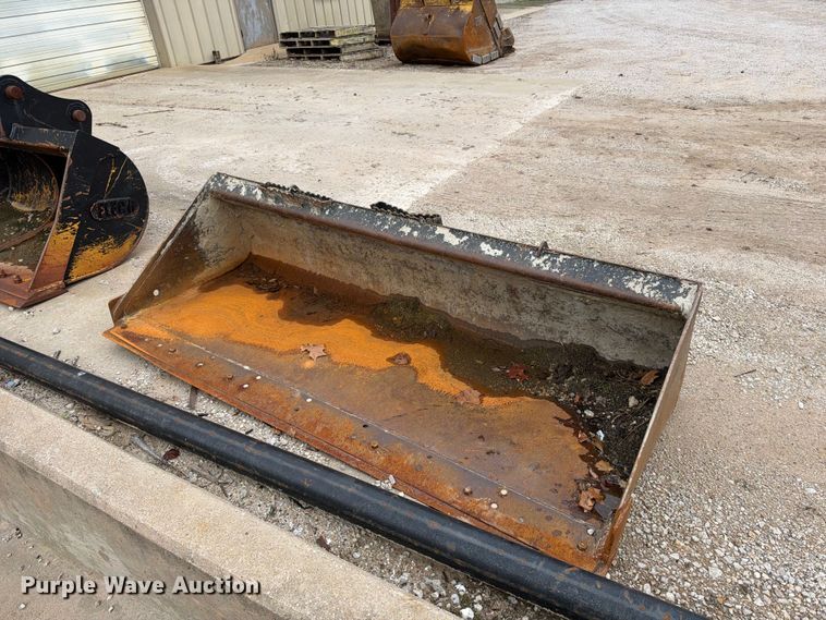 image for item EX2476 Caterpillar skid steer bucket