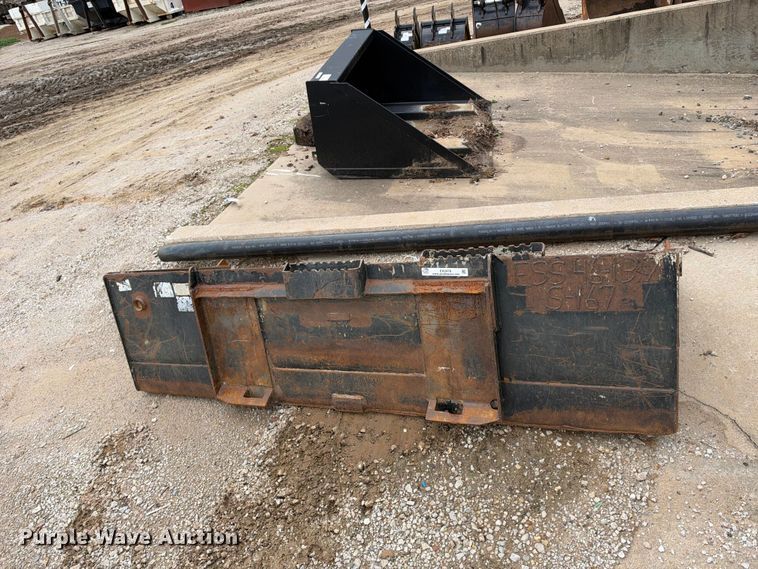 image for item EX2476 Caterpillar skid steer bucket