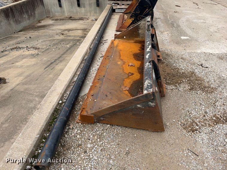 image for item EX2476 Caterpillar skid steer bucket
