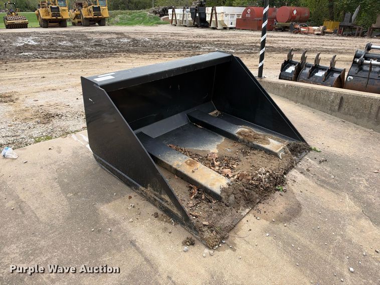 image for item EX2477 2021 Arrow forklift dump bucket