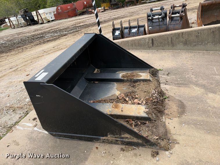 image for item EX2477 2021 Arrow forklift dump bucket