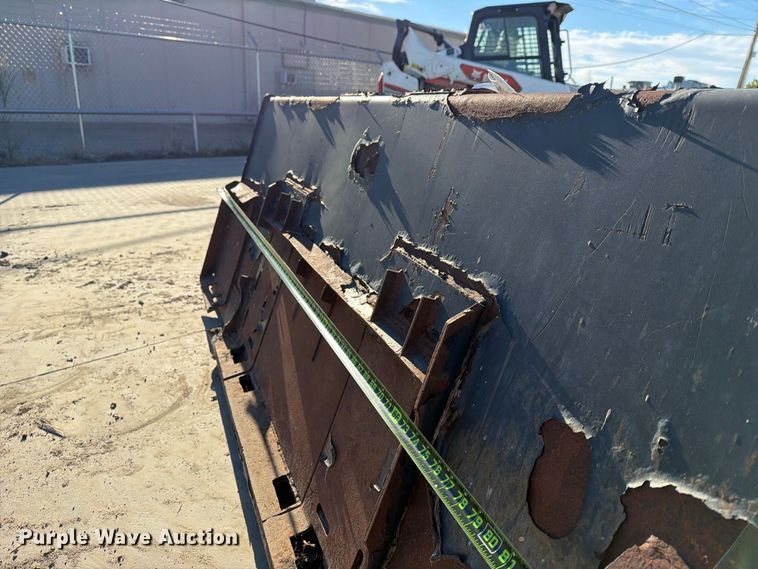 image for item EX4402 Skid steer bucket