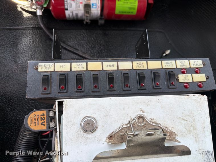 image for item FB5042 2009 International WorkStar 7400 crane truck