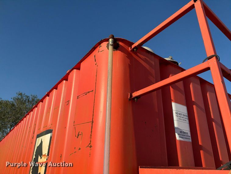 image for item FB8440 Dragon frac tank trailer