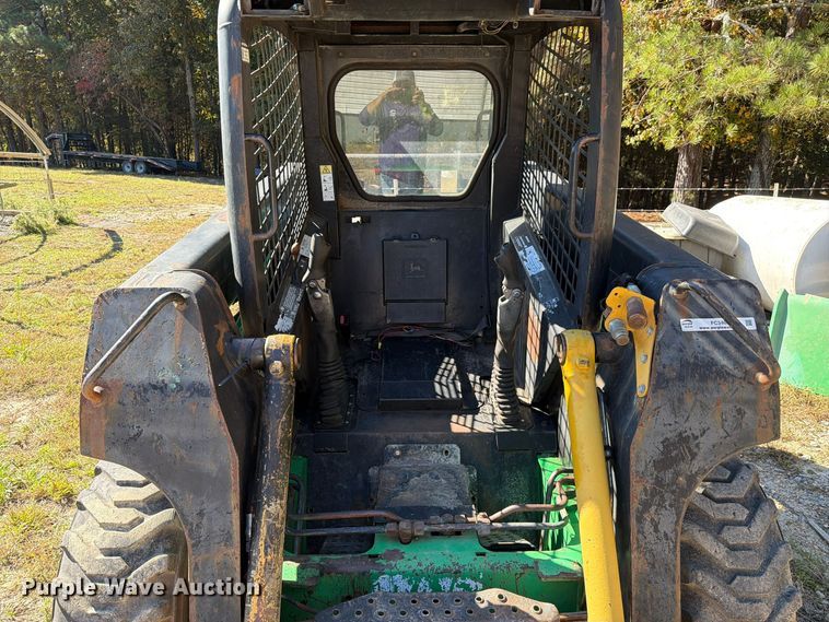 image for item FC3463 1999 John Deere 240 skid steer loader