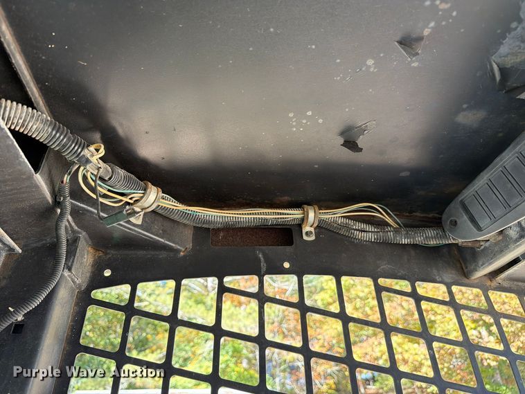 image for item FC3463 1999 John Deere 240 skid steer loader
