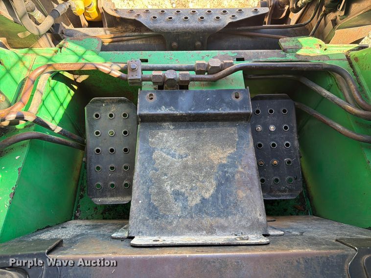 image for item FC3463 1999 John Deere 240 skid steer loader
