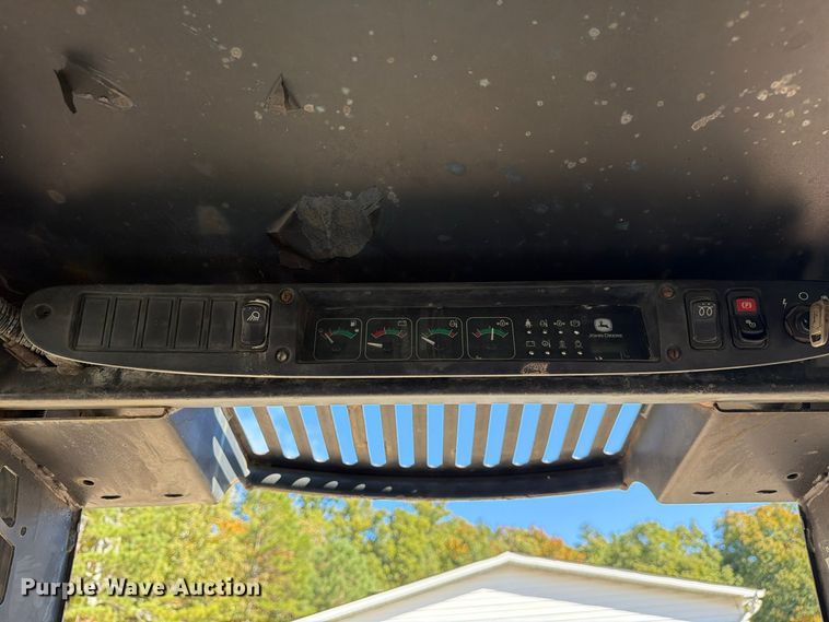 image for item FC3463 1999 John Deere 240 skid steer loader