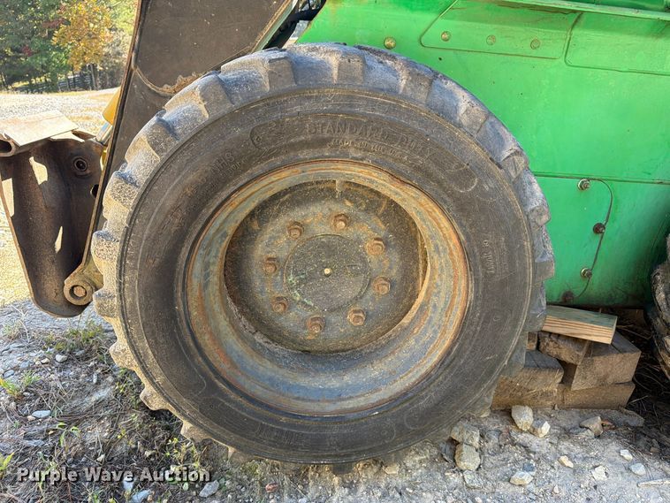 image for item FC3463 1999 John Deere 240 skid steer loader