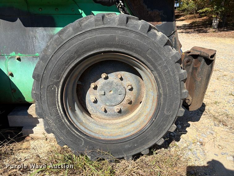image for item FC3463 1999 John Deere 240 skid steer loader