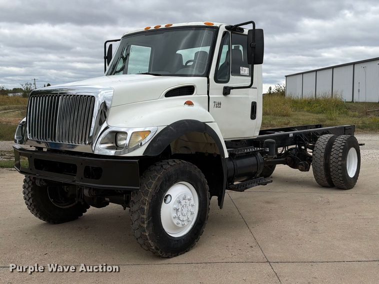 image for item FG0820 2006 International 7300 truck cab and chassis