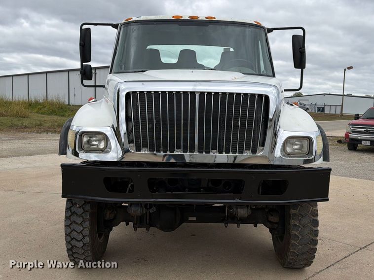 image for item FG0820 2006 International 7300 truck cab and chassis