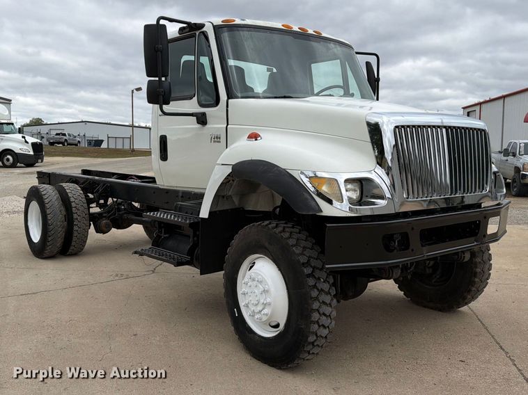 image for item FG0820 2006 International 7300 truck cab and chassis