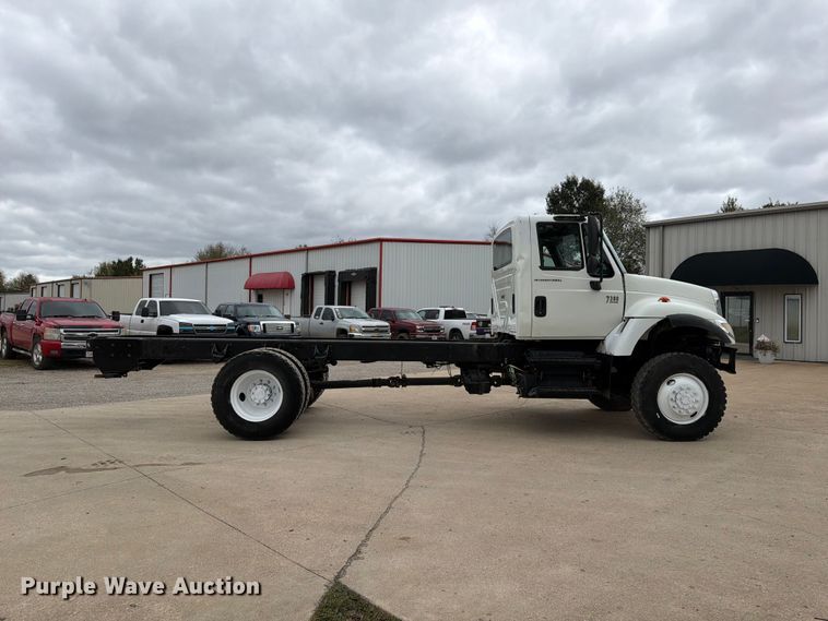 image for item FG0820 2006 International 7300 truck cab and chassis