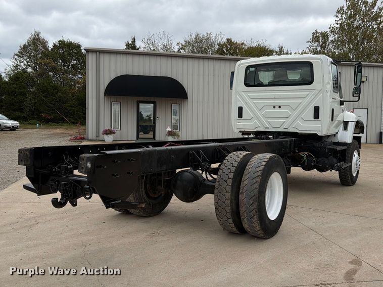 image for item FG0820 2006 International 7300 truck cab and chassis