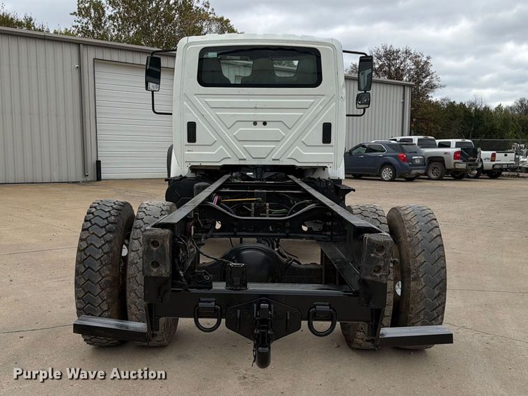 image for item FG0820 2006 International 7300 truck cab and chassis