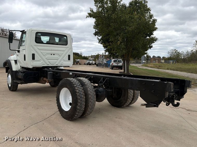 image for item FG0820 2006 International 7300 truck cab and chassis