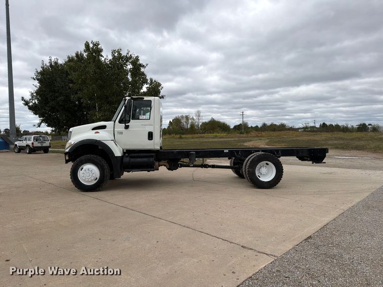 image for item FG0820 2006 International 7300 truck cab and chassis