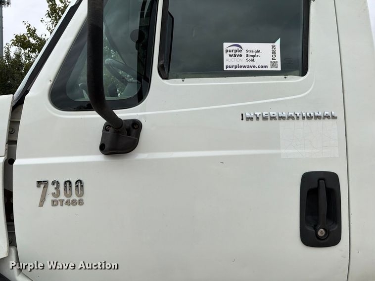 image for item FG0820 2006 International 7300 truck cab and chassis