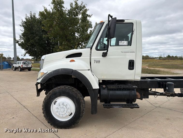 image for item FG0820 2006 International 7300 truck cab and chassis