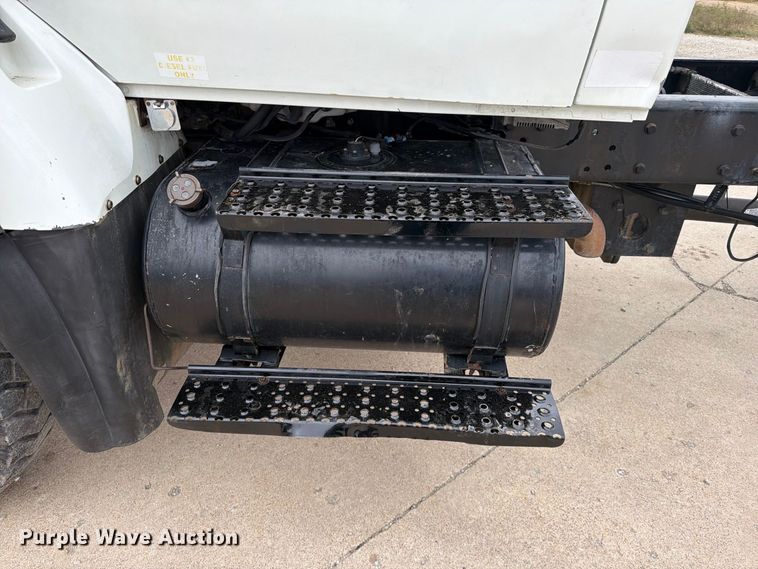 image for item FG0820 2006 International 7300 truck cab and chassis