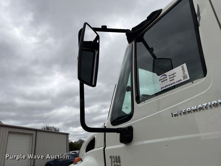 image for item FG0820 2006 International 7300 truck cab and chassis