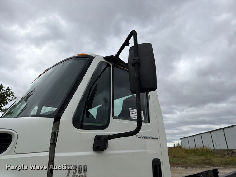 image for item FG0820 2006 International 7300 truck cab and chassis