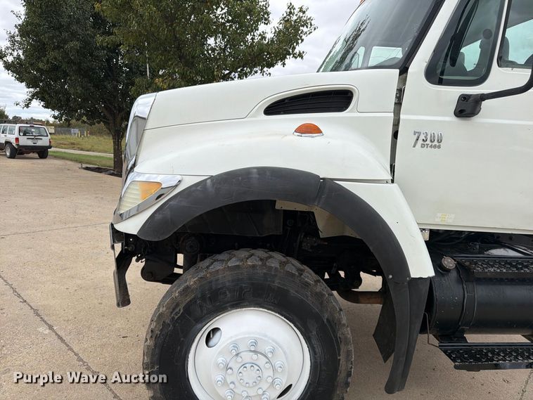 image for item FG0820 2006 International 7300 truck cab and chassis