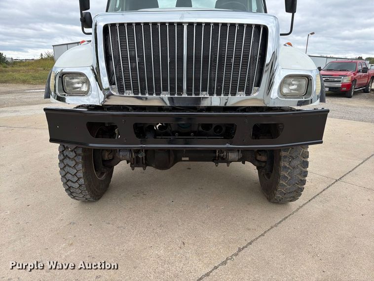 image for item FG0820 2006 International 7300 truck cab and chassis